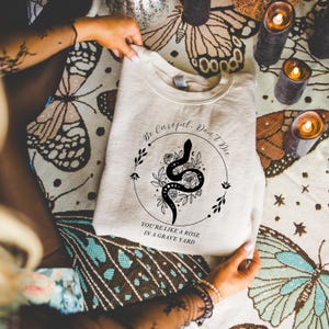 Sudadera vintage de Dramione con esposas - Merchandising literario discreto para el Día de la Madre para fans de Draco Booktok / amantes de los libros románticos Caja de regalo de primavera imagen 1
