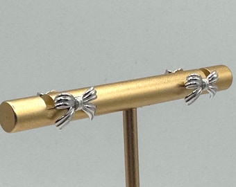 Pendientes de lazo de plata de ley: un delicado regalo para ella.