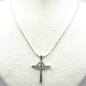 Collar de cruz de plata de ley con corazón de circonita cúbica / Joyería cristiana para mujer / Colgante de fe y amor / Regalo religioso (Reino Unido)