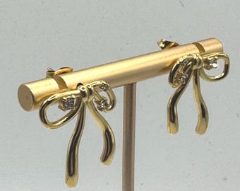 Pendientes de lazo de acero inoxidable chapados en oro de 18 quilates con circonitas: un bonito y delicado lazo, un regalo para ella.