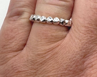 Anillo de cuentas de plata de ley: banda hexagonal apilable con pepitas, un regalo minimalista y delicado.