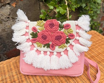 Handgjord broderad blommig axelväska: Boho bomullsväska med tofsar