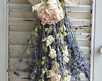 Small Dried Lavender Bouquet with Larkspur or Billy Balls – Mossy