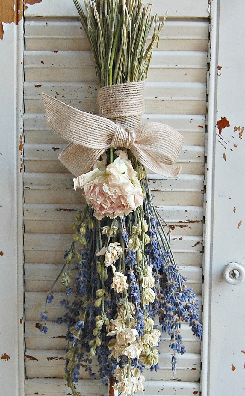 Small Dried Lavender Bouquet with Larkspur or Billy Balls – Mossy