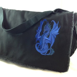 Drachenstickerei von Ruth Thompson glänzt auf Leinwand Messenger Bag