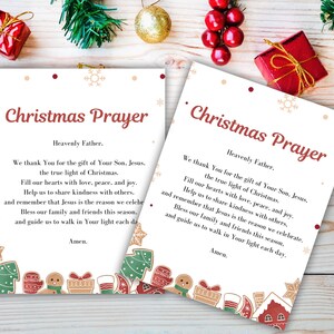 Puede incluir: Dos tarjetas de oración de Navidad con un diseño festivo. Las tarjetas presentan el texto "Oración de Navidad" en una fuente decorativa, junto con una oración. Los bordes están adornados con hombres de jengibre, casas y árboles de Navidad.