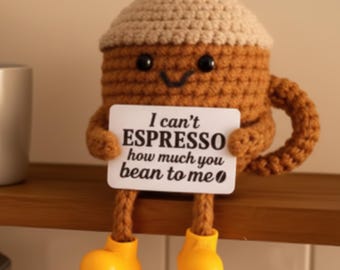 Muñeca de peluche tejida en forma de taza de café: decoración de escritorio, apoyo emocional
