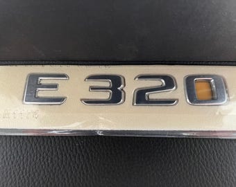 Kofferraumdeckel Schriftzug "E320" - Emblem - chrom - Namensschild - Passend für Mercedes W124 Limo - NEU