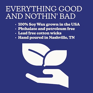 Op de afbeelding: Een marineblauwe afbeelding met witte tekst die luidt: "EVERYTHING GOOD AND NOTHIN' BAD." Onder de tekst staan opsommingstekens met de kenmerken van de kaars, waaronder sojawas, ftalaatvrij, loodvrije lonten en met de hand gegoten in Nashville, TN. Onderaan staat een witte afbeelding van een hand die bladeren vasthoudt.