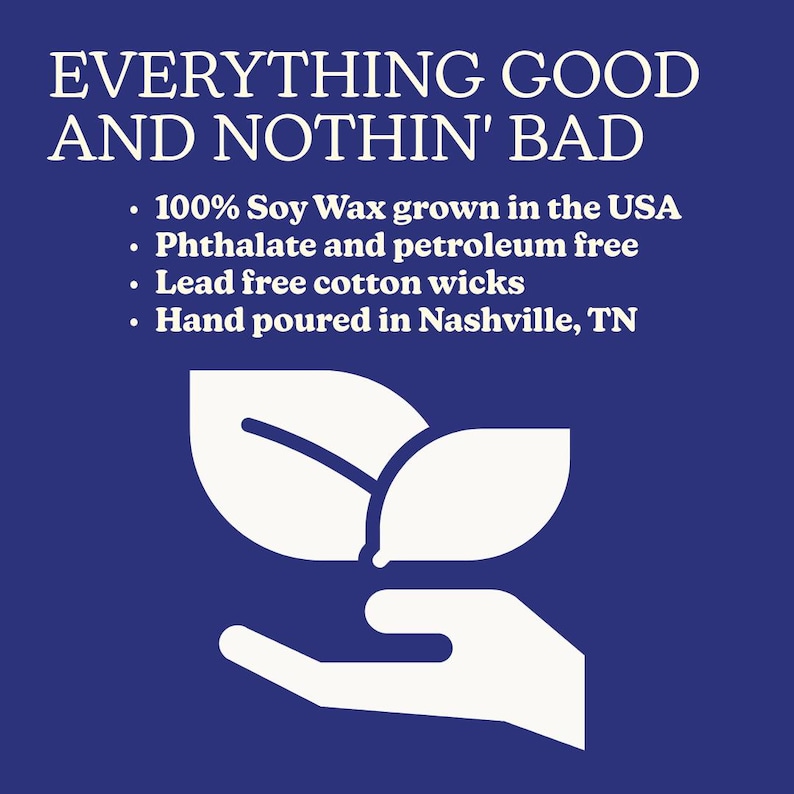 Op de afbeelding: Een marineblauwe afbeelding met witte tekst die luidt: "EVERYTHING GOOD AND NOTHIN' BAD." Onder de tekst staan opsommingstekens met de kenmerken van de kaars, waaronder sojawas, ftalaatvrij, loodvrije lonten en met de hand gegoten in Nashville, TN. Onderaan staat een witte afbeelding van een hand die bladeren vasthoudt.