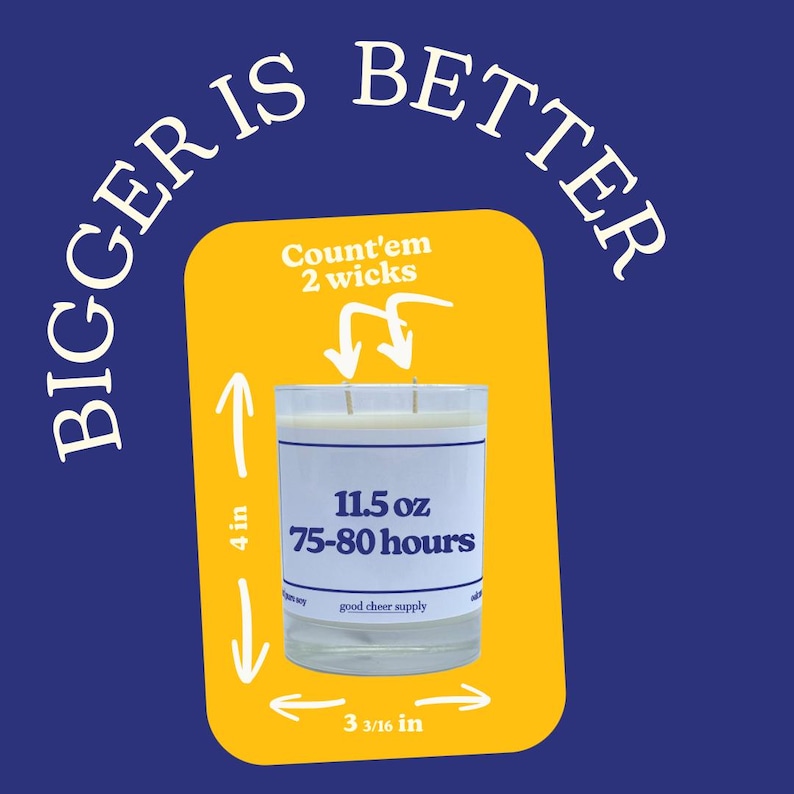 Op de afbeelding: Een heldere glazen kaars met drie lonten, met het label "11,5 oz" en "75-80 uur". De kaars is 10,16 cm hoog en 8,10 cm breed. De tekst "BIGGER IS BETTER" staat in een boog boven de kaars op een blauwe achtergrond.