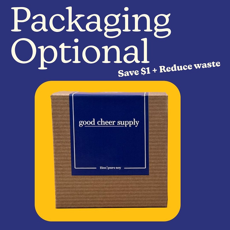 Op de afbeelding: Een bruine kartonnen doos met een blauw etiket met de tekst "good cheer supply" en "11oz | pure soy". De tekst "Packaging Optional" staat bovenaan, met "Save $1 + Reduce waste" eronder, alles op een blauwe en gele achtergrond.
