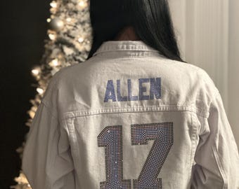 Jaqueta jeans do Josh Allen, do Buffalo Bills, com barra desfiada.