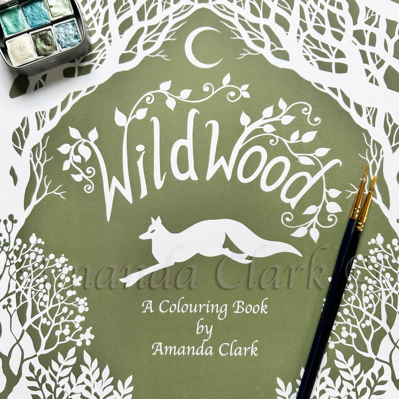 Puede incluir: Un libro para colorear verde con un zorro blanco y el t&iacute;tulo "Wildwood" en letra blanca. El libro se titula "Un libro para colorear de Amanda Clark".