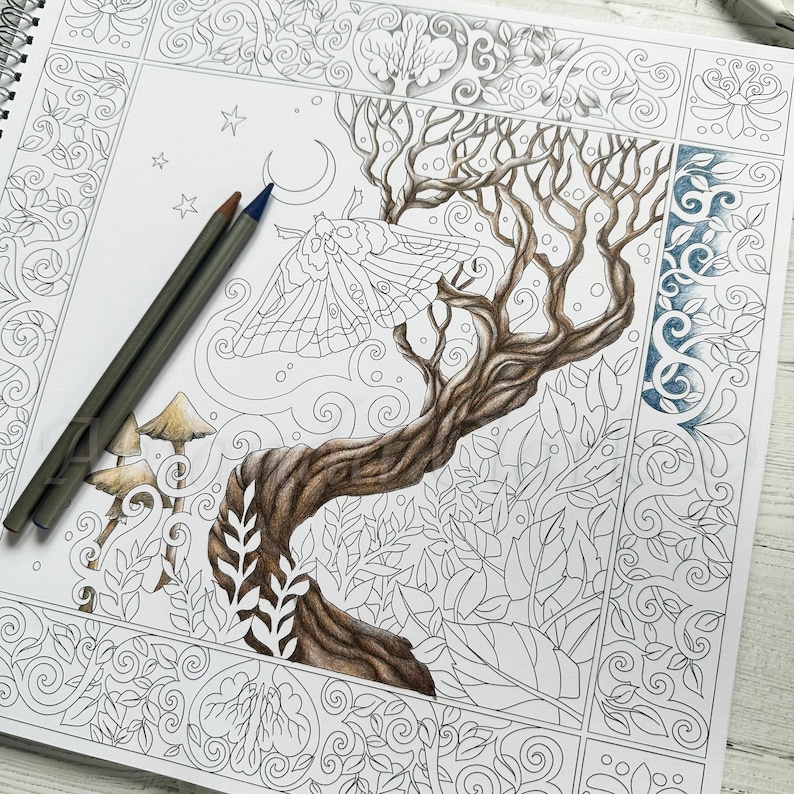 Puede incluir: Una p&aacute;gina de libro para colorear en blanco y negro con una ilustraci&oacute;n detallada de un &aacute;rbol con una polilla posada en una rama. El &aacute;rbol est&aacute; rodeado de enredaderas y hojas que se arremolinan, y hay estrellas y una luna creciente en el fondo.