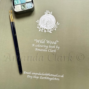 Puede incluir: Una ilustraci&oacute;n blanca de un laberinto rodeado de hojas sobre un fondo verde. El texto "Wild Wood" est&aacute; escrito debajo de la ilustraci&oacute;n, seguido de "A colouring book by Amanda Clark". Tambi&eacute;n se incluye el nombre del artista y el s&iacute;mbolo de copyright.