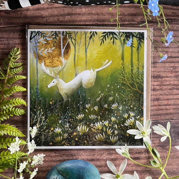 Carte de voeux intitulée « Golden Light of Dawn » par Amanda Clark - carte de conte de fées, carte d'art fantaisiste, carte de voeux écologique, carte d'art de cerf