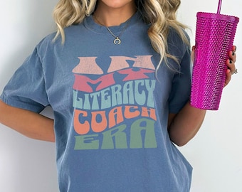 Camiseta de entrenador de alfabetización con colores cómodos, camiseta de profesor de lectura, camiseta de la era de la alfabetización, camiseta de intervencionista de lectura, camiseta de la era de ELA, equipo de alfabetización