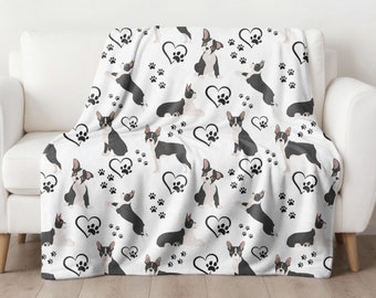 Könnte beinhalten: Weiße Fleece-Decke mit einem sich wiederholenden Muster aus schwarzen und weißen Boston Terrier Hunden, Pfotenabdrücken und Herzen.