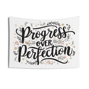 Klassenzimmer Wandteppich, Fortschritt über Perfektion, BOHO Klassenzimmer Dekor, Lehrer Dekor, Klassenzimmer Dekor, Motivationsthema, Innenwandteppich Bild 3