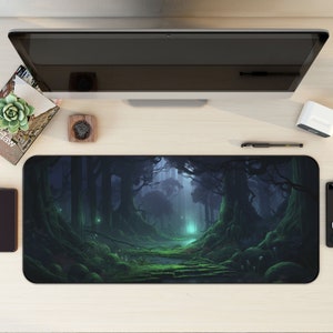 K&ouml;nnte beinhalten: Eine schwarze und gr&uuml;ne Mausmatte mit einer Fantasy-Waldszene. Die Szene zeigt einen Pfad, der durch einen dunklen Wald mit leuchtend gr&uuml;nen Lichtern f&uuml;hrt.