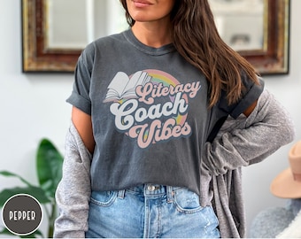Camiseta de entrenador de alfabetización con colores cómodos, camiseta de profesor de lectura, camiseta de alfabetización, camiseta de intervencionista de lectura, camiseta de profesor de ELA, equipo de alfabetización