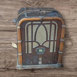 Antique Cathedral Tube Radio – Vintage 1930s Art Deco Wood Radio