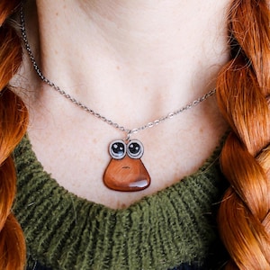 Collana Mostro Marrone Cute – Ciondolo Disegnato a Mano – Gioiello Nerd Divertente – Idea Regalo Anni 2000