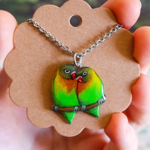 Colar de Pássaros do Amor - Pingente de Pássaro Desenhado à Mão, Presente Romântico, Joia Fofa de Animal, Berloque de Resina