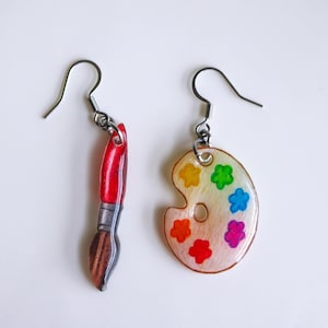 Orecchini Tavolozza e Pennello Disegnati a Mano – Regalo per Artista, Maestra d’Arte, Gioielli Creativi