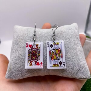 Orecchini con carte da gioco "Re e Regina" - Gioielli di coppia coordinati, orecchini da poker e casinò, regalo originale fatto a mano per gli amanti dei giochi di carte