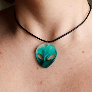 Collana Alieno in Resina – Ciondolo Spaziale Verde Acqua, Regalo amanti della Fantascienza, Catenina Acciaio Inox