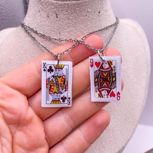 Collane abbinate Re e Regina – Gioielli di coppia con carte da gioco – Ciondolo in resina fatto a mano – Grazioso regalo per amanti, giocatori o amici