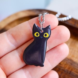 黒猫ネックレス - ハンドメイド樹脂ペンダント、黄色い目、ステンレススチールチェーン | ゴスウィッチコアハロウィン猫好きへのギフト