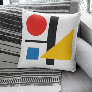 Modern Geometric Pillow Cover – Bauhaus Style Cushion with Primary Colors – Abstract Throw Pillow for Contemporary Decor.