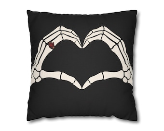 Funda de almohada con manos de esqueleto y corazón, decoración gótica para San Valentín.