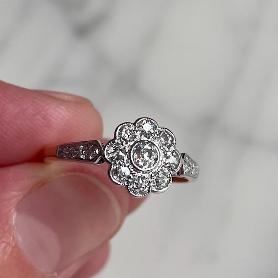 Bague fleur ancienne Art déco en or 18 carats, platine et diamants