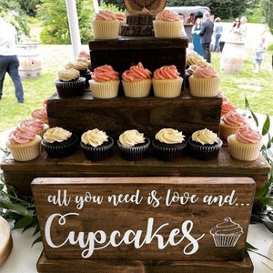 Tout ce dont vous avez besoin est damour et de cupcakes, panneau de cupcakes, table de cupcakes, panneau de bar à beignets, panneau de gâteau de mariage, panneau de bar à desserts, mariage rustique image 2