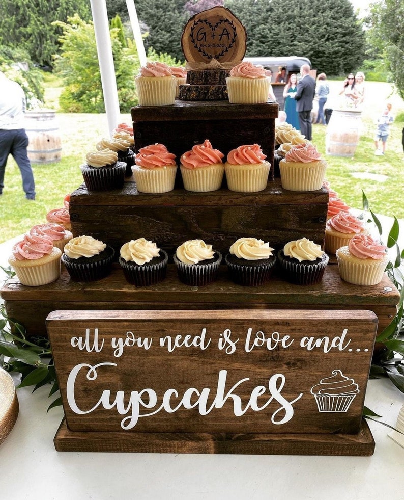 Tout ce dont vous avez besoin est damour et de cupcakes, panneau de cupcakes, table de cupcakes, panneau de bar à beignets, panneau de gâteau de mariage, panneau de bar à desserts, mariage rustique image 1