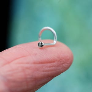 Petit clou de nez texturé en argent sterling - Plat jusqu'au nez et personnalisable