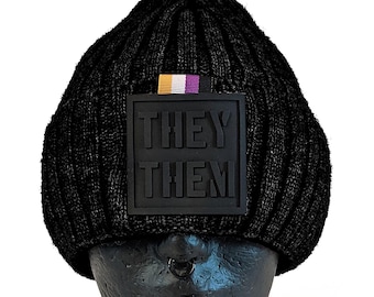 Gorro holgado grande con motas de colores del orgullo: arcoíris, trans, no binario