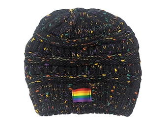 Gorro de punto con cola de caballo y diseño moteado Pride