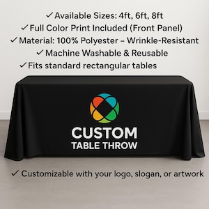 Puede incluir: Un mantel de mesa negro personalizado con el texto "CUSTOM TABLE THROW" en blanco. Hecho de 100% poliéster y resistente a las arrugas. Disponible para mesas de aproximadamente 122cm, 183cm y 244cm. Incluye impresión a todo color, lavable a máquina y reutilizable.
