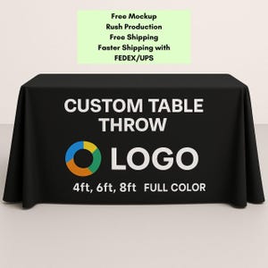 Op de afbeelding: Een zwarte op maat gemaakte tafelkleed met witte tekst die luidt "CUSTOM TABLE THROW LOGO" en "4ft, 6ft, 8ft FULL COLOR". Het logo is een kleurrijk cirkelvormig ontwerp. Een lichtgroene rechthoek bovenaan heeft de tekst "Free Mockup, Rush Production, Free Shipping, Faster Shipping with FEDEX/UPS".