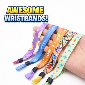 Puede incluir: Se muestran cinco pulseras coloridas, cada una con un diseño único. Las pulseras presentan frutas, personajes de dibujos animados y texto. El texto "AWESOME WRISTBANDS!" se muestra en la parte superior de la imagen.