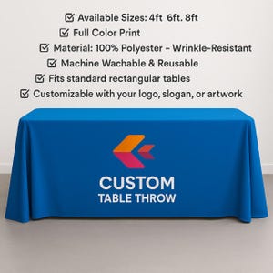 Op de afbeelding: Een helderblauwe op maat gemaakte tafelkleed. De tafelkleed heeft de tekst "CUSTOM TABLE THROW" in het wit, en een kleurrijk logo. Verkrijgbaar in maten van 1,2 m, 1,8 m en 2,4 m. Gemaakt van 100% polyester, kreukvrij, machinewasbaar en herbruikbaar.