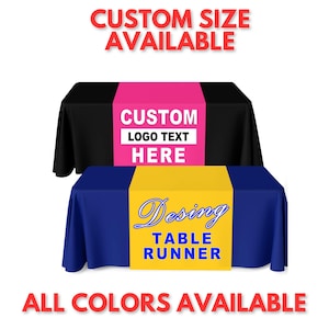 Könnte beinhalten: Zwei Tischläufer, einer schwarz mit einem pinkfarbenen Mittelteil, der andere blau mit einem gelben Mittelteil. Der pinkfarbene Mittelteil trägt den Text "CUSTOM LOGO TEXT HERE". Der gelbe Mittelteil trägt den Text "Desing TABLE RUNNER". Der Text oben lautet "CUSTOM SIZE AVAILABLE" und unten "ALL COLORS AVAILABLE".