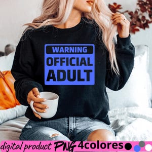 Puede incluir: Sudadera negra con un rectángulo azul que dice "WARNING OFFICIAL ADULT" en texto blanco. La persona en la imagen sostiene una taza blanca. La imagen también incluye el texto "digital product PNG 4colores".