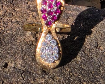 Anello vintage con rubino naturale e diamanti naturali in oro giallo 14 carati.