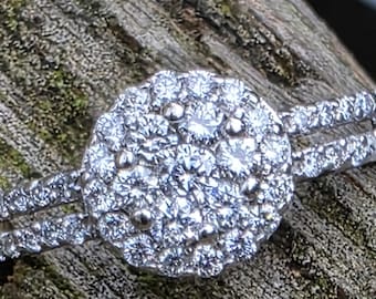 Anillo Halo con racimo de diamantes de oro blanco